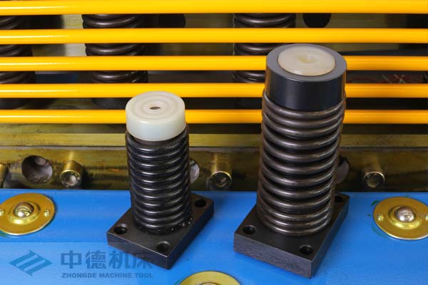 ZDS-1632采用高品質(zhì)壓料油缸，不滲油不會(huì)在板材表面留有油污.jpg