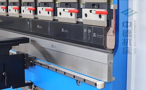ZDPK-10025分段數(shù)控模具及高精度模具快夾，換模速度快5倍，加高型模托是門業(yè)制造專業(yè)配置.jpg