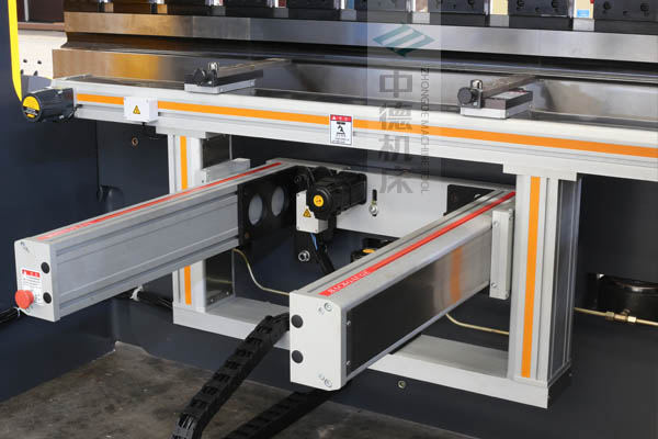 ZDPE8025-4+1軸全封套加強(qiáng)型鋁合金后檔料系統(tǒng)，內(nèi)有成套滾珠絲桿和直線導(dǎo)軌，精度高速度快噪音低.jpg