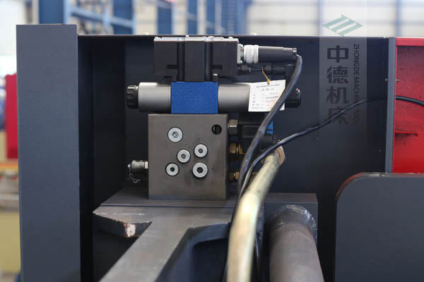 ZDPE8025采用進(jìn)口液壓系統(tǒng)，穩(wěn)定無故障，耐高溫高壓，持久工作精度高.jpg