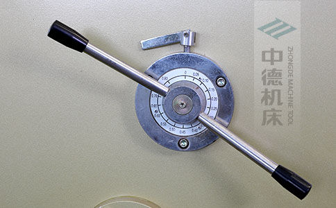 ZDS-1032剪板機刀片間隙手動調(diào)節(jié)器，刻度清淅，調(diào)節(jié)省力又簡便.jpg