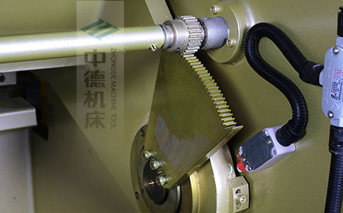 ZDS-640采用高精度刀片間隙調(diào)節(jié)齒輪，經(jīng)過(guò)淬火高硬度又耐磨，表面鍍鋅不生銹，長(zhǎng)年累月使用依然有很高的調(diào)節(jié)精度.jpg