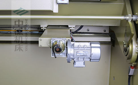 ZDS-640剪板機(jī)后檔料結(jié)構(gòu)，平行度高，并采用國(guó)內(nèi)一流品牌軸承，耐磨抗壓壽命長(zhǎng).jpg
